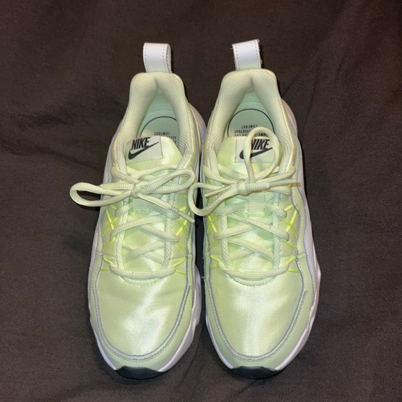 Nike RYZ 365 Barely Volt - Picture 2 of 6